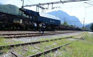 FOTO: AA / Uklanjanje vagona s pruge u Donjoj Jablanici